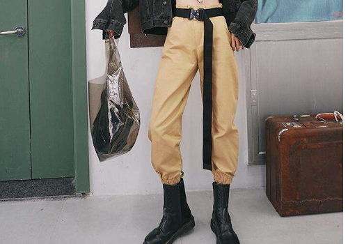 <b>工装裤配什么上衣好看</b>